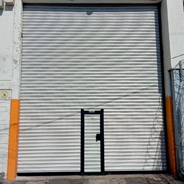 Cortina Europea Blanca con Puerta